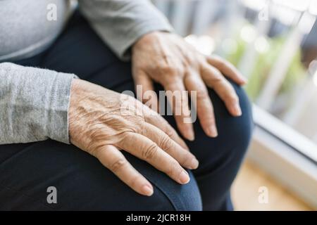 Ältere Frau zu Hause, die an Arthritis leidet Stockfoto