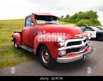 Drei Viertel Vorderansicht eines roten, 1955, Chevrolet 3100 LKW, auf der Deal Classic Car Show 2022 zu sehen Stockfoto