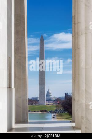 Washington Monument durch die Säulen des Lincoln Memorial und des US Capitol Building in Washington DC Stockfoto