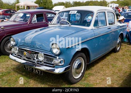 Dreiviertel-Frontansicht eines 1960, Blue, Hillman Minx, auf der Deal Classic Car Show, 2022 Stockfoto