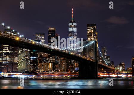 Brooklyn Bridge und Manhattan bei Nacht in New York City Stockfoto