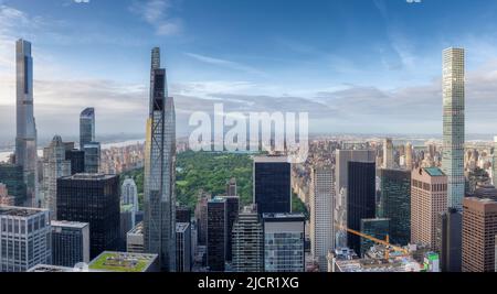 Die Skyline von New York City und der Central Park und der Wolkenkratzer bei Sonnenuntergang. Stockfoto