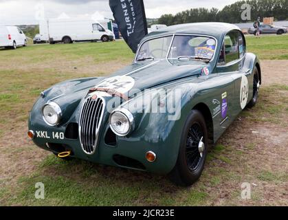 Drei Viertel Vorderansicht eines Green, 1956, Jaguar XK140, auf der Deal Classic Car Show 2022 Stockfoto