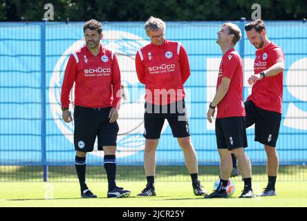 Bielefeld, Deutschland. 15.. Juni 2022. Fußball, 2. Bundesliga, Arminia Bielefeld. Neuer Trainer Ulrich Massimo 'Uli' Forte (l) steht auf dem Trainingsplatz neben seinen Trainerkreuzern Michael Henke (2. v.l.), Sebastian Hille und Kai Hesse (r). Quelle: Friso Gentsch/dpa/Alamy Live News Stockfoto