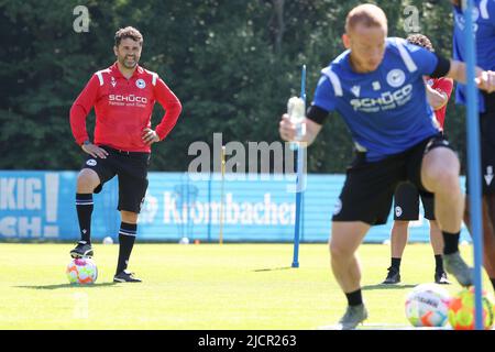 Bielefeld, Deutschland. 15.. Juni 2022. Fußball, 2. Bundesliga, Arminia Bielefeld. Neuer Trainer Ulrich Massimo 'Uli' Forte (l) steht auf dem Trainingsplatz. Quelle: Friso Gentsch/dpa/Alamy Live News Stockfoto