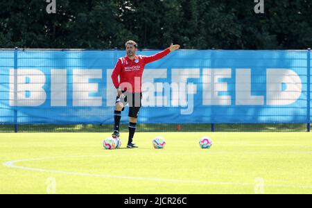 Bielefeld, Deutschland. 15.. Juni 2022. Fußball, 2. Bundesliga, Arminia Bielefeld. Neuer Trainer Ulrich Massimo 'Uli' Forte ist auf dem Trainingsplatz. Quelle: Friso Gentsch/dpa/Alamy Live News Stockfoto