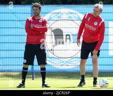 Bielefeld, Deutschland. 15.. Juni 2022. Fußball, 2. Bundesliga, Arminia Bielefeld. Neuer Trainer Ulrich Massimo 'Uli' Forte (l) steht neben seinem Co-Trainer Michael Henke auf dem Trainingsplatz. Quelle: Friso Gentsch/dpa/Alamy Live News Stockfoto