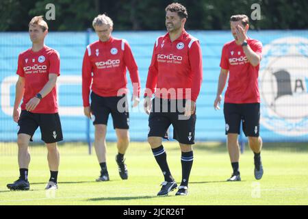 Bielefeld, Deutschland. 15.. Juni 2022. Fußball, 2. Bundesliga, Arminia Bielefeld. Der neue Trainer Ulrich Massimo 'Uli' Forte (2. von rechts) steht auf dem Trainingsplatz neben seinen Trainerkabinern Sebastian Hille (l), Michael Henke (2. v.l.) und Kai Hesse (r). Quelle: Friso Gentsch/dpa/Alamy Live News Stockfoto