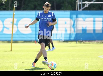 Bielefeld, Deutschland. 15.. Juni 2022. Fußball, 2. Bundesliga, Arminia Bielefeld. Der Neuling Silvan Sidler trainiert mit Ball. Quelle: Friso Gentsch/dpa/Alamy Live News Stockfoto