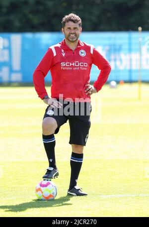 Bielefeld, Deutschland. 15.. Juni 2022. Fußball, 2. Bundesliga, Arminia Bielefeld. Neuer Trainer Ulrich Massimo 'Uli' Forte ist auf dem Trainingsplatz. Quelle: Friso Gentsch/dpa/Alamy Live News Stockfoto