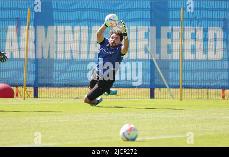 Bielefeld, Deutschland. 15.. Juni 2022. Fußball, 2. Bundesliga, Arminia Bielefeld. Torwart Stefanos Kapino trainiert mit Ball. Quelle: Friso Gentsch/dpa/Alamy Live News Stockfoto