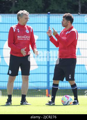 Bielefeld, Deutschland. 15.. Juni 2022. Fußball, 2. Bundesliga, Arminia Bielefeld. Neuer Trainer Ulrich Massimo 'Uli' Forte (r) steht auf dem Trainingsplatz neben Co-Trainer Michael Henke (l). Quelle: Friso Gentsch/dpa/Alamy Live News Stockfoto