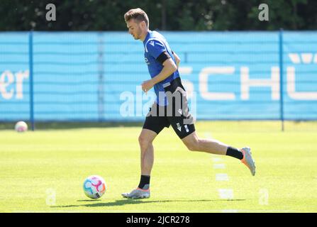 Bielefeld, Deutschland. 15.. Juni 2022. Fußball, 2. Bundesliga, Arminia Bielefeld. Der Neuling Silvan Sidler trainiert mit Ball. Quelle: Friso Gentsch/dpa/Alamy Live News Stockfoto