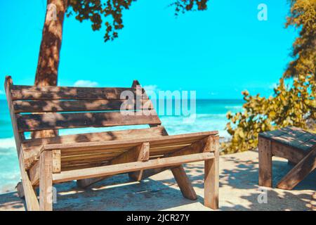 Stühle im Entspannungsbereich - Chill-Bereich für Surfer vor dem Meer, recycelte Palettenstühle, Los Caracas, La Guaira Venezuela. Recyclingkonzept. Stockfoto