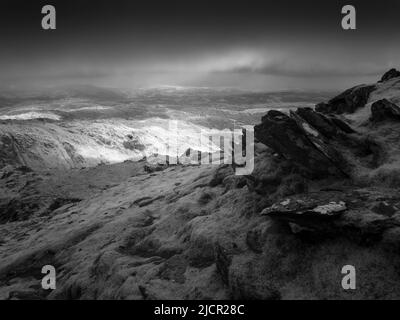 Infrarotbild des Blickes über das Coppermines Valley vom Old man of Coniston im Lake District National Park, Cumbria, England. Stockfoto