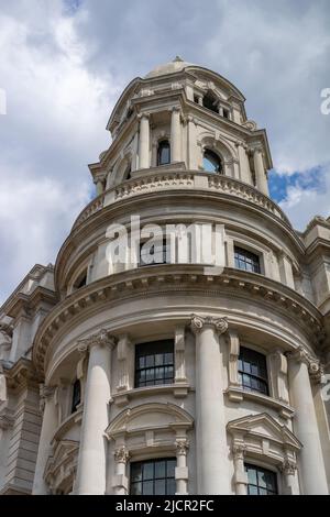 Die OWO-Residenzen und das Restaurant mit dem Namen „Raffles of London“ in Whitehall. Stockfoto