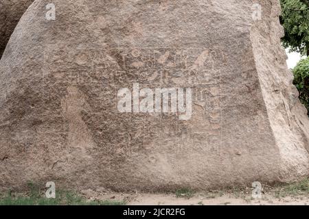 Granitfelsen mit pharaonischen Inschriften, Assuan, Ägypten Stockfoto