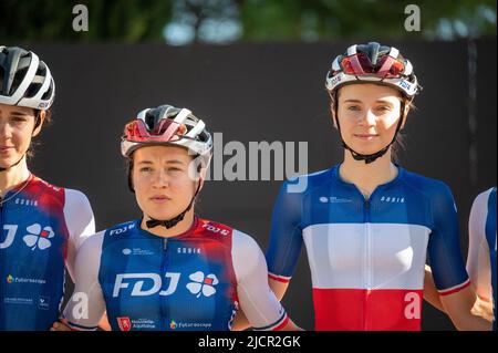 WIEL Jade und MUZIC Évita vom FDJ Nouvelle-Aquitaine Futuroscope Team während der Women's Mont Ventoux Challenge 2022, UCI Europe Tour Event, Vaison-la-Romaine - Mont Ventoux (100 km) am 14. Juni 2022 in Vaison-la-Romaine, Frankreich - Foto Florian Frison / DPPI Stockfoto