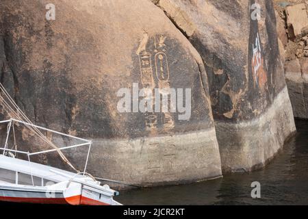 Granitfelsen mit pharaonischen Inschriften, Assuan, Egyptnsw Bit Stockfoto