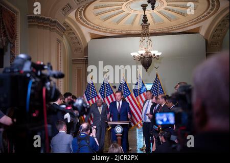 Der US-Senator Chris Murphy (Demokrat von Connecticut) hält am Dienstag, den 14. Juni 2022, während der Pressekonferenz des Senats der Demokraten im US-Kapitol in Washington, DC, eine Rede. Foto von Rod Lampey/CNP/ABACAPRESS.COM Stockfoto