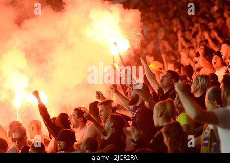 Rumänische Zuschauer während des Spiels der UEFA Nations League zwischen Rumänien und Montenegro , 14.06.2022, Stadion Giulesti , Bukarest , Cristi Stavri Stockfoto