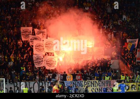 Rumänische Zuschauer während des Spiels der UEFA Nations League zwischen Rumänien und Montenegro , 14.06.2022, Stadion Giulesti , Bukarest , Cristi Stavri Stockfoto