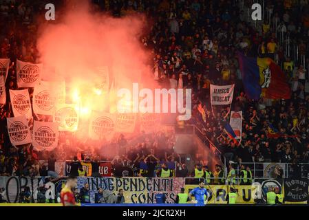 Rumänische Zuschauer während des Spiels der UEFA Nations League zwischen Rumänien und Montenegro , 14.06.2022, Stadion Giulesti , Bukarest , Cristi Stavri Stockfoto