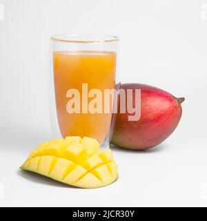 Mango-Fruchtsaft im Glas isoliert auf dem weißen Stockfoto