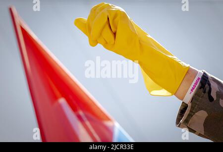 2022-06-15 10:32:29 AMSTERDAM - Reinigungsmittel versammeln sich in Amsterdam, um Gerechtigkeit für Cleaners Day zurückzufordern. Der ursprünglich internationale Aktionstag zur Bekämpfung der Ungerechtigkeit gegenüber Reinigungskräften wurde seit 2016 von den Reinigungsbossen in den Tag des Reinigungsers umgewandelt. Laut FNV Schoonmaak ist das nicht der Zweck des Tages. ANP ROBIN VAN LONKHUIJSEN netherlands Out - belgium Out Credit: ANP/Alamy Live News Stockfoto