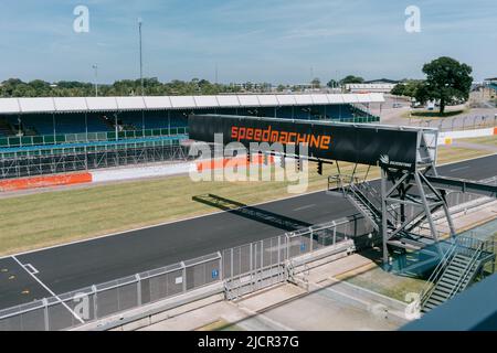 VIP-Blick vom Silverstone-Flügel: Hamilton Straight, Startaufstellung, Lichtportal & leere Zuschauertribünen. Silverstone Circuit. Speedmachine rallycross Stockfoto