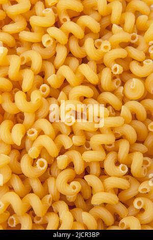 Cavatappi trockene Pasta Bio-Produkt Hintergrund gelb Stockfoto