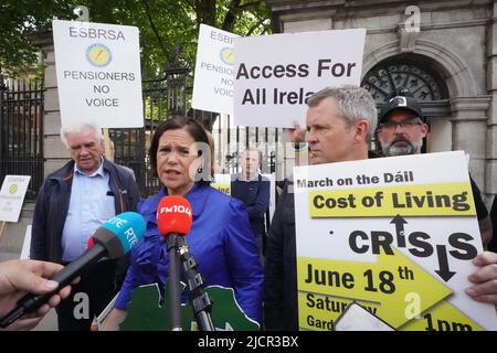 9left nach rechts) P. Peter McVerry, Sinn Feins Präsidentin Mary Lou McDonald und Richard Boyd Barrett von Solidarity - People Before Profit sprechen vor den Medien bei einer Cost of Living-Kundgebung vor dem Leinster House in Dublin. Bilddatum: Mittwoch, 15. Juni 2022. Stockfoto