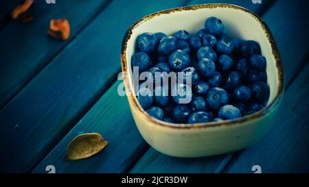 Frische Bio-Heidelbeeren süß gesund rustikal auf Holztisch in Bauernhof Nahaufnahme Draufsicht Stockfoto