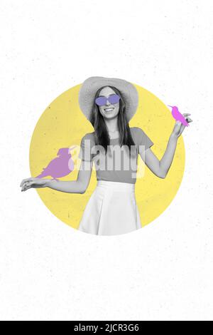 Vertikale Collage Bild der positiven Person schwarz weiß Farben Arme halten zwei Zeichnung Vögel kreative Malerei Stockfoto