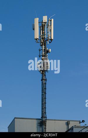 Antennenmast für Mobilfunk vor blauem Himmel Stockfoto