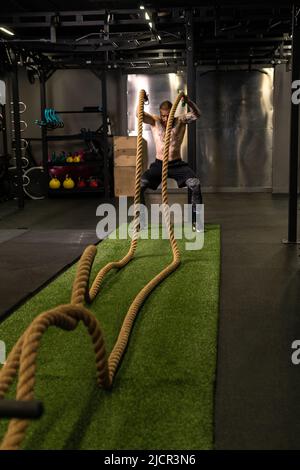 Seil Lager Fitness Green man Gras Training Fitness-Studio muskulös jung, für starke Kraft aus der körperlichen durch gesunde Aktivität, Person Muskel. Kreuz Stockfoto