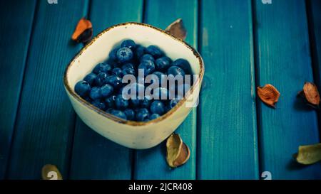 Frische Bio-Heidelbeeren süß gesund rustikal auf Holztisch in Bauernhof Nahaufnahme Draufsicht Stockfoto