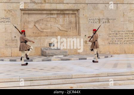 ATHEN, GRIECHENLAND - 06 2022. MAI: Zeremonielle Aufseher des Präsidenten - Evzones am Grab des unbekannten Soldaten vor dem griechischen Parlament, Athen, Gr Stockfoto