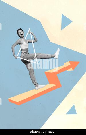 Vertikale kreative Malerei Collage Bild von aufgeregt positive Person schwarz weiß Effekt zu Fuß klettern Wachstum erfolgreiche Zeichnung Pfeil nach oben Stockfoto