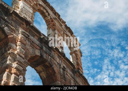 Herrlicher Blick auf die Arena von Verona in einem blauen Himmel. Ein römisches Amphitheater auf der Piazza Bra, Verona, Italien. Für Text platzieren. Stockfoto