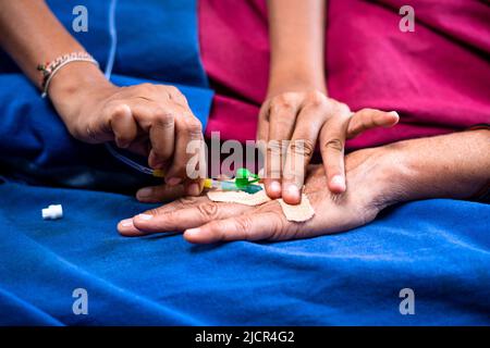 Nahaufnahme von Dtcor oder Krankenschwester, die Infusion infusion infusion infusion auf dem Krankenhausbett injiziert - Konzept der Operation, Notfallbehandlung und Medicare Stockfoto