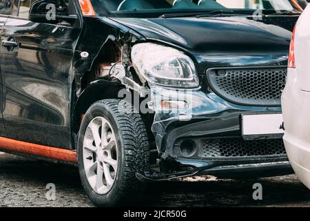 Zerbrochene zerkratzte und Dent Stoßfänger Fender Car nach Zusammenstoß. Zerkratzt Mit Tiefem Lackschaden. Abgestürztes Auto auf der City Street geparkt. Auto-Wrack Stockfoto