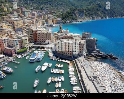 Camogli, Italien von oben gesehen mit glitzerndem blauem Wasser und wunderschönen Gebäuden. Stockfoto