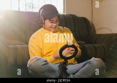 Teenager spielen Online-Spiele mit Freunden. Konzept der fröhlichen Kommunikation mit Familie und Freunden Stockfoto