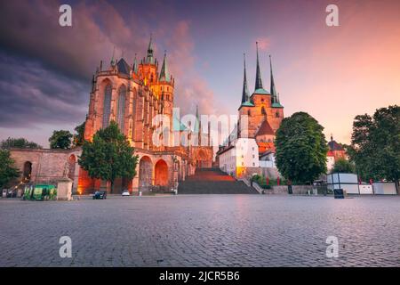 Erfurt, Deutschland. Stadtbild der Innenstadt von Erfurt, Deutschland mit dem Erfurter Dom bei Sonnenuntergang im Sommer. Stockfoto