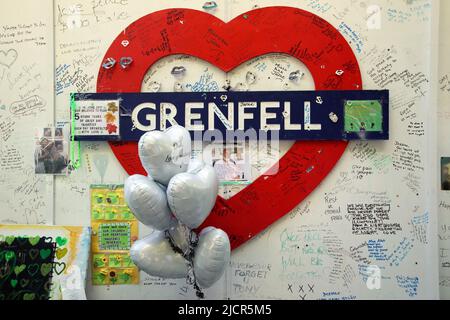 Ladbroke Grove, Nottinghill, West-London, Großbritannien: Hunderte versammelten sich vor der Methodistischen Kirche von Nottinghill, um zum fünften Mal am Silent Walk for Grenfell teilzunehmen. Credit Natasha Quarmby/ALAMY LIVE NEWS Stockfoto