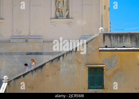 Camogli, Italien - 10. Juni 2022:Frau und Jugendliche gehen in Camogli, Italien, die Treppe hinunter. Stockfoto