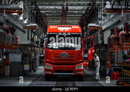 Changchun, Chinas Provinz Jilin. 15.. Juni 2022. Mitarbeiter arbeiten an einer Montagelinie des FAW Jiefang-Lkw in Changchun, nordöstlich der Provinz Jilin, am 15. Juni 2022. Quelle: Xu Chang/Xinhua/Alamy Live News Stockfoto