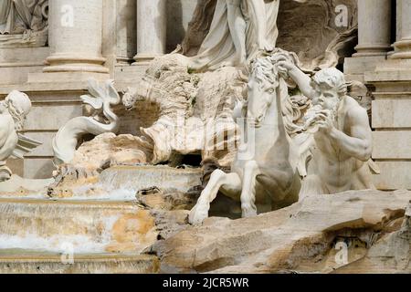 Rom, Italien - 5. Juni 2022: Detaillierte Ansicht des Trevi-Brunnens in Rom. Stockfoto