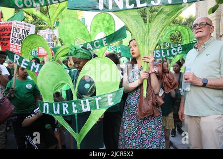 Ladbroke Grove, Nottinghill, West-London, Großbritannien: Hunderte versammelten sich vor der Methodistischen Kirche von Nottinghill, um zum fünften Mal am Silent Walk for Grenfell teilzunehmen. Credit Natasha Quarmby/ALAMY LIVE NEWS Stockfoto